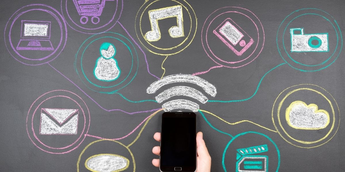 Conexión entre usuarios y redes sociales ilustrando la interacción digital y el engagement emocional.