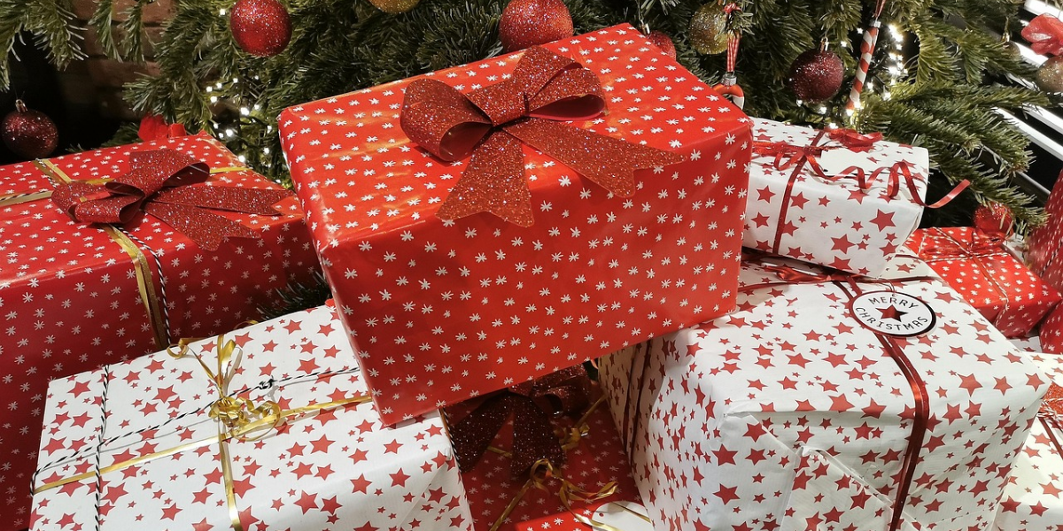 Regalos navideños envueltos en colores rojo, blanco y dorado que muestran el uso de psicología del color en empaques
