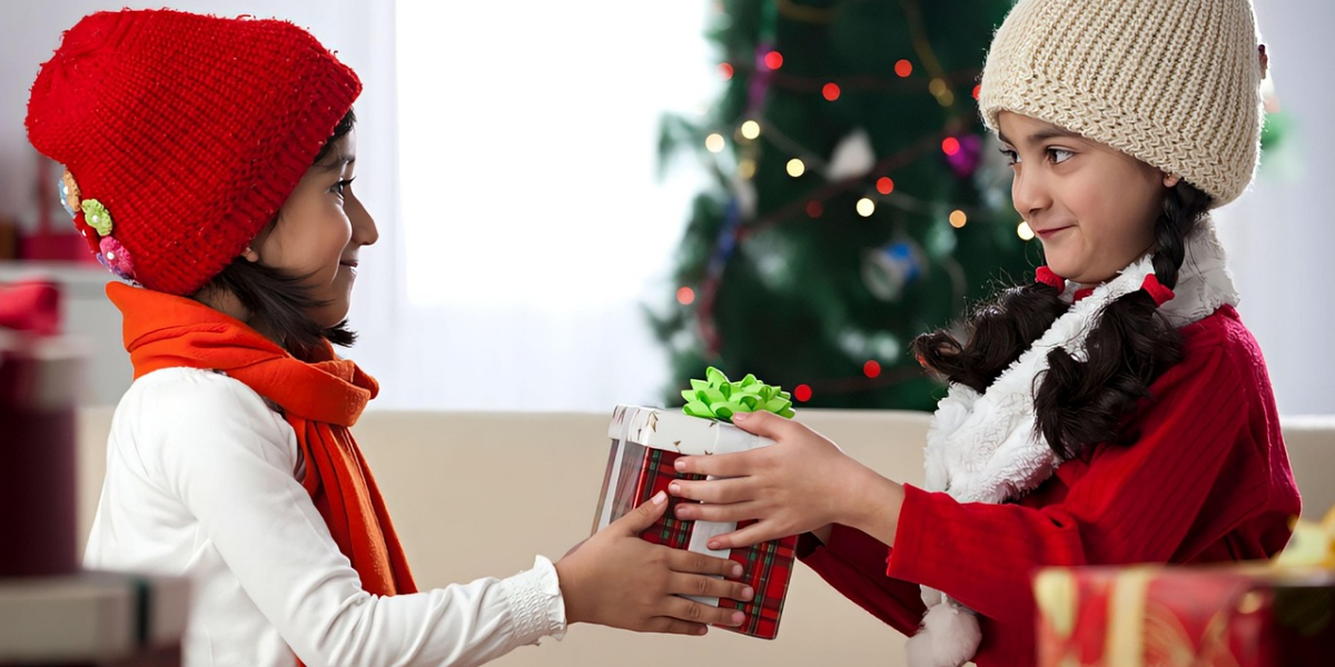 Niñas compartiendo un regalo que simboliza la conexión emocional y la nostalgia navideña en neuromarketing