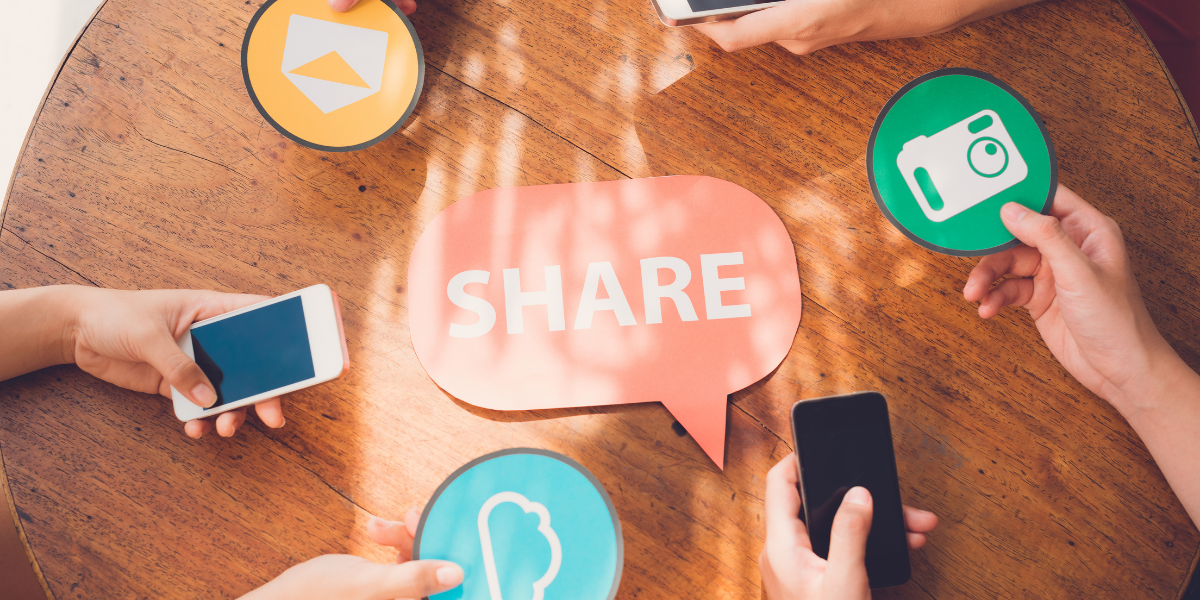 Usuarios reunidos alrededor de iconos de redes sociales y la palabra “share”, representando la prueba social y el impulso a compartir que convierte Spotify Wrapped en una campaña viral.