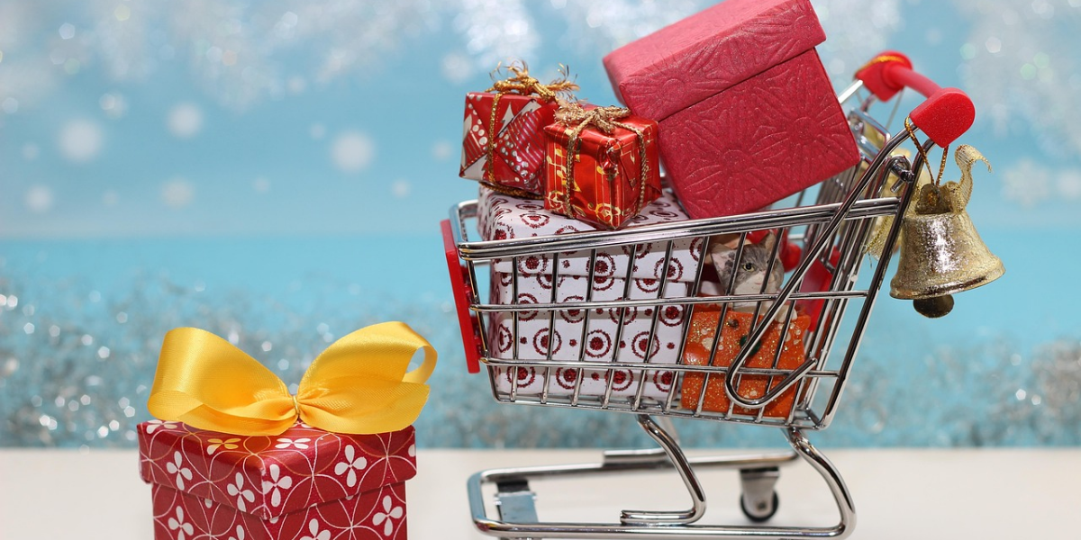 Carrito lleno de regalos navideños que ilustra el impacto de los sesgos cognitivos en las compras de Navidad