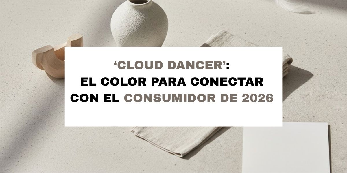 Moodboard de texturas suaves en tono Cloud Dancer que evocan honestidad, transparencia y lujo silencioso en el comportamiento del consumidor