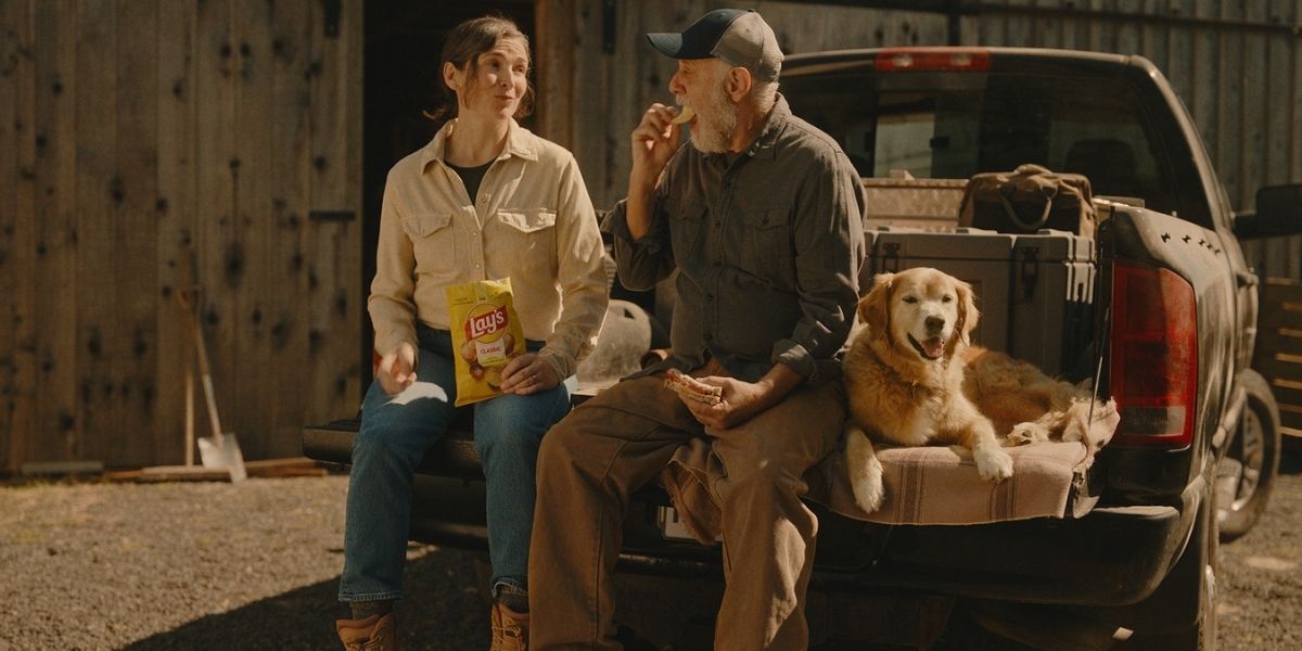Un agricultor y su hija compartiendo papas Lay's en su última cosecha, aplicando la psicología de legado y tradición.