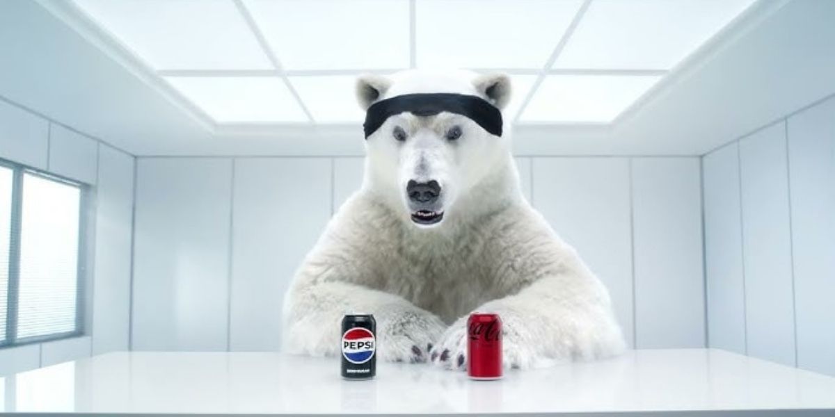 El icónico oso polar detectando una inconsistencia visual al elegir una Pepsi, rompiendo esquemas mentales del consumidor.