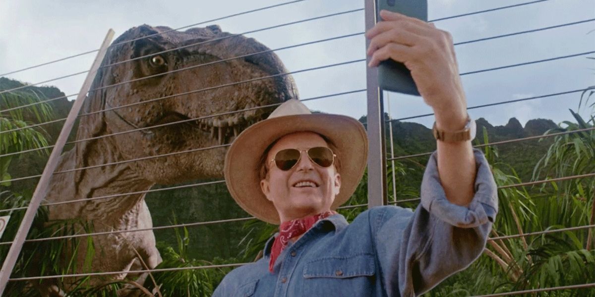 Jeff Goldblum tomándose una selfie con un dinosaurio de Jurassic Park para conectar la tecnología Xfinity con la nostalgia.