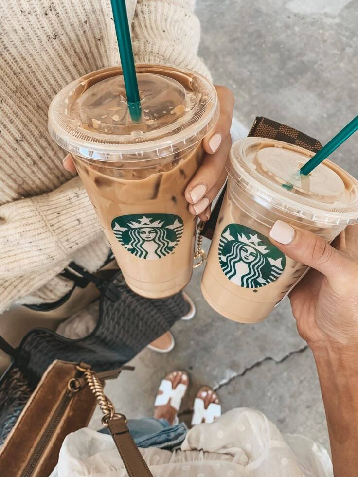 Bebidas de Starbucks con logo verde como ejemplo de uso del color verde en marketing asociado a bienestar y experiencia relajada