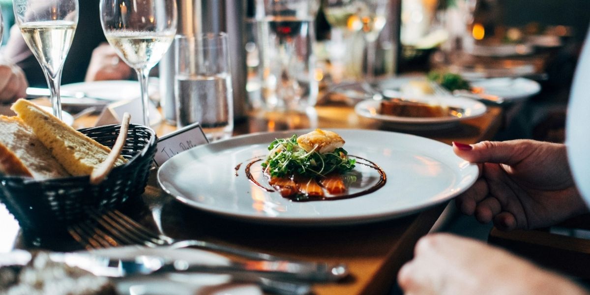 Cliente disfrutando plato en restaurante donde el entorno influye en la percepción del sabor según la neurogastronomía