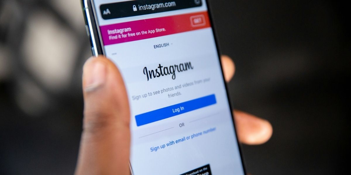 Usuario accediendo a Instagram desde el móvil reflejando el nuevo comportamiento digital en redes sociales