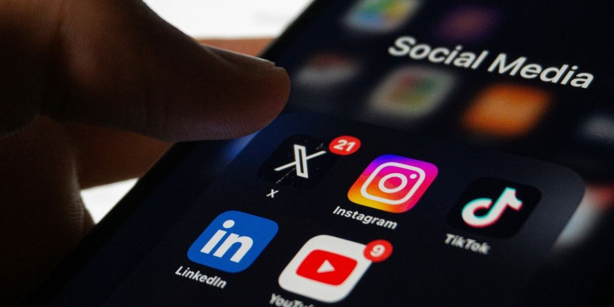 Iconos de redes sociales como Instagram, TikTok y YouTube representando el algoritmo y el alcance digital en 2026