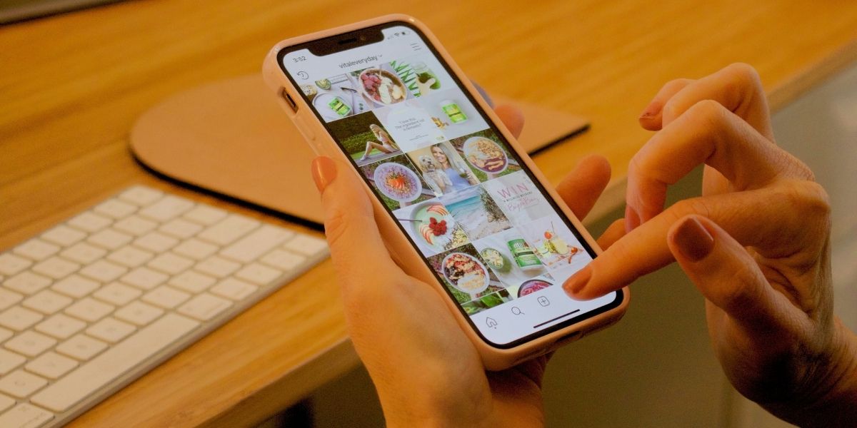 Persona navegando en Instagram mostrando el consumo de contenido y la estrategia digital en redes sociales